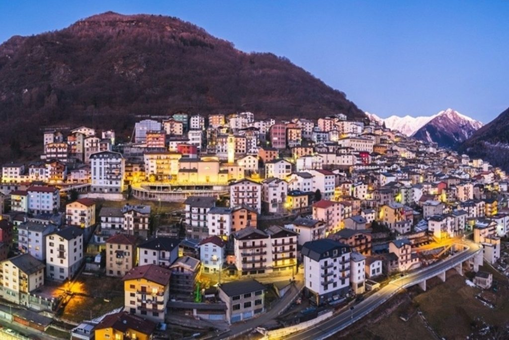 Veduta di Premana (Lecco) che entra tra i Borghi