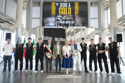 In foto i sottosegretari regionali Piazza e Picchi insieme alla squadra di pallamano HC San Giorgio Molteno (Lecco) nel corso della presentazione a Palazzo Lombardia