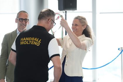 In foto il sottosegretario regionale a Sport e Giovani Federica Picchi alla conferenza stampa di presentazione della squadra di pallamano HC San Giorgio Molteno (Lecco)