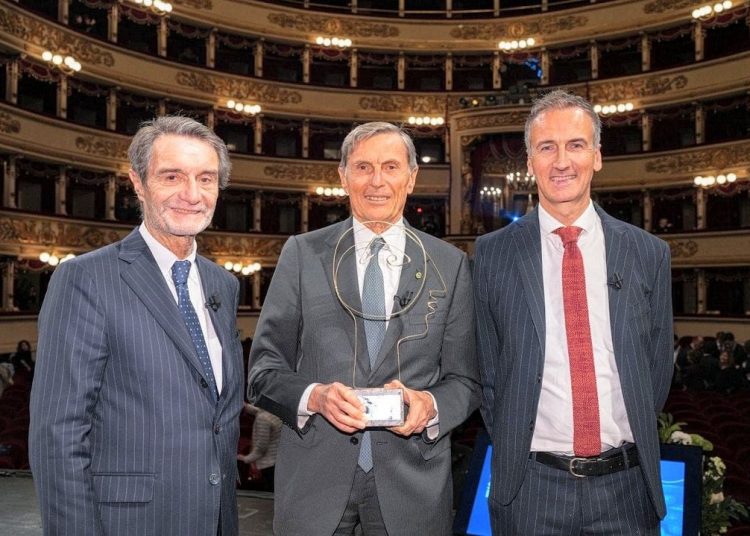 Nella foto il presidente di Regione Lombardia Attilio Fontana e l'assessore regionale a Università, Ricerca e Innovazione Alessandro Fermi per il premio Lombardia è Ricerca 2024 alla Scala di Milano, che ha premiato la ricerca scientifica del professor Mantovani