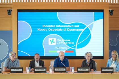 Presentazione Nuovo Ospedale Desenzano del Garda, i relatori da una visuale da fondo sala. Da sinistra Sileo, Capolongo, Bertolaso, Chiesa, Pasin. La foto mostra il momento dell'intervento di Bertolaso