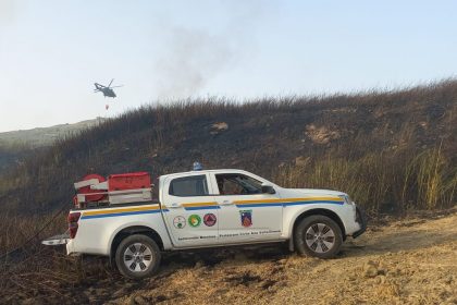 In foto un intervento dei volontari di Protezione civile contro gli incendi boschivi a Segesta Calatafimi (Sicilia)