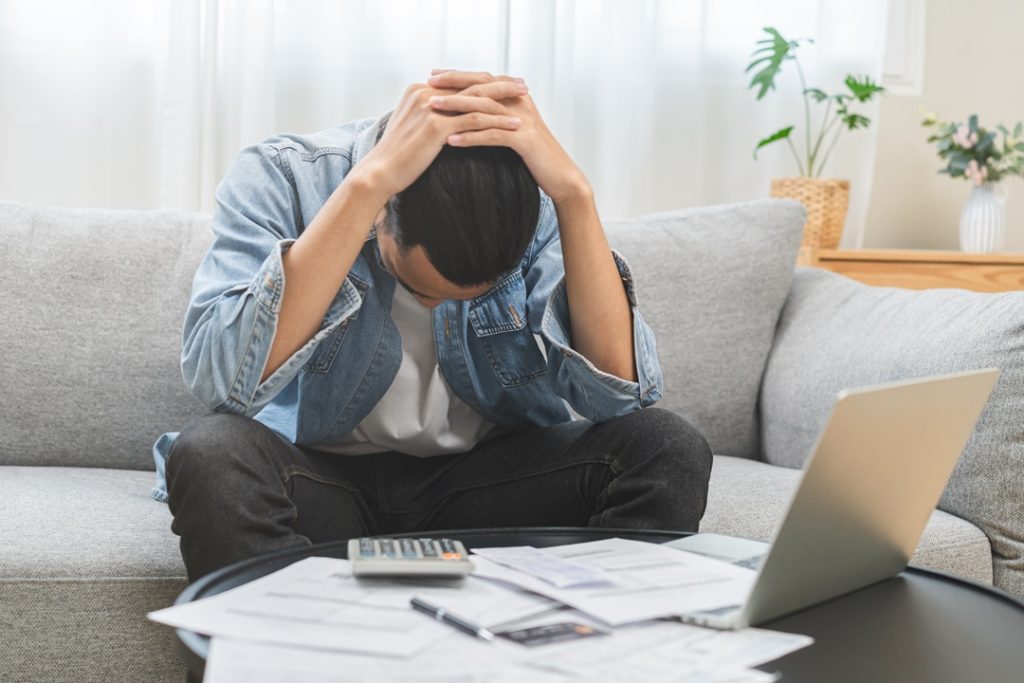 In foto un esempio di sovraindebitamento: un uomo con il portafoglio vuoto, ora arriva il sostegno economico di Regione Lombardia per assistenza legale ai cittadini in difficoltà