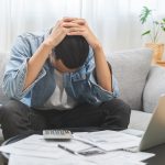 In foto un esempio di sovraindebitamento: un uomo con il portafoglio vuoto, ora arriva il sostegno economico di Regione Lombardia per assistenza legale ai cittadini in difficoltà