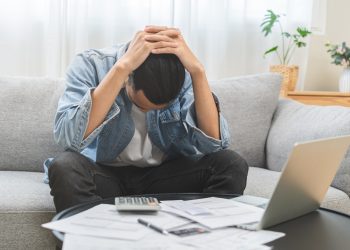 In foto un esempio di sovraindebitamento: un uomo con il portafoglio vuoto, ora arriva il sostegno economico di Regione Lombardia per assistenza legale ai cittadini in difficoltà