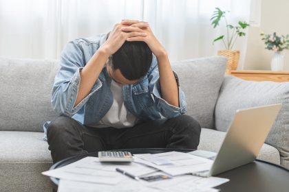 In foto un esempio di sovraindebitamento: un uomo con il portafoglio vuoto, ora arriva il sostegno economico di Regione Lombardia per assistenza legale ai cittadini in difficoltà