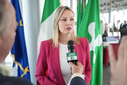 L'assessore Simona Tironi durante un suo intervento. Immagine utilizzata per articolo sui corsi di formazione Oss e Asa