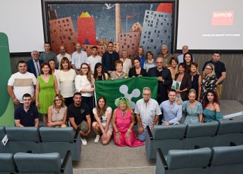 Foto di gruppo con le 16 nuove attività storiche di Sondrio