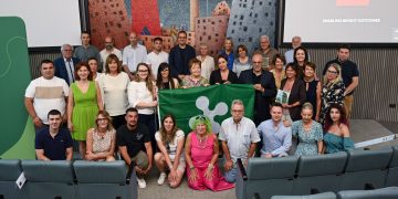 Foto di gruppo con le 16 nuove attività storiche di Sondrio