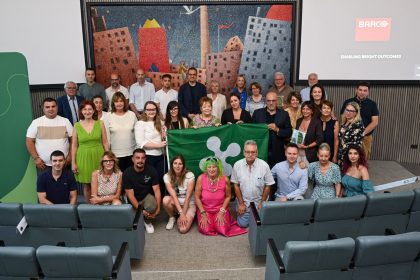 Foto di gruppo con le 16 nuove attività storiche di Sondrio