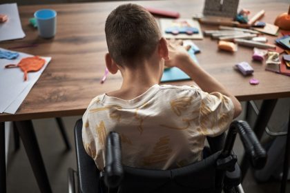 Approvato il Piano di formazione territoriale per le persone con disabilità Nella foto un bambino con problemi motori