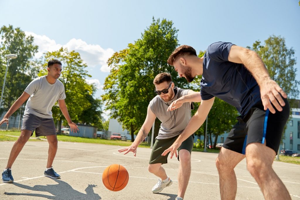 ragazzi che giocano a basket per dare l'idea degli oratori al centro del progetto giovani in rete