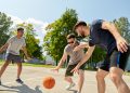ragazzi che giocano a basket per dare l'idea degli oratori al centro del progetto giovani in rete
