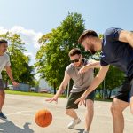 ragazzi che giocano a basket per dare l'idea degli oratori al centro del progetto giovani in rete