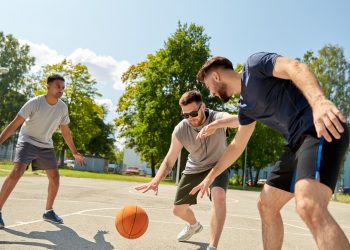 ragazzi che giocano a basket per dare l'idea degli oratori al centro del progetto giovani in rete