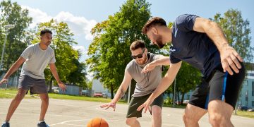ragazzi che giocano a basket per dare l'idea degli oratori al centro del progetto giovani in rete