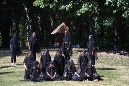 In foto la commemorazione dei bambini nel corso della cerimonia di Seveso davanti al grande pioppo