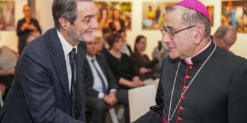 Il presidente Fontana con l'arcvivescovo di Milano Mario Delpini cui fa gli auguri per i 75 anni