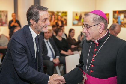 Il presidente Fontana con l'arcvivescovo di Milano Mario Delpini cui fa gli auguri per i 75 anni