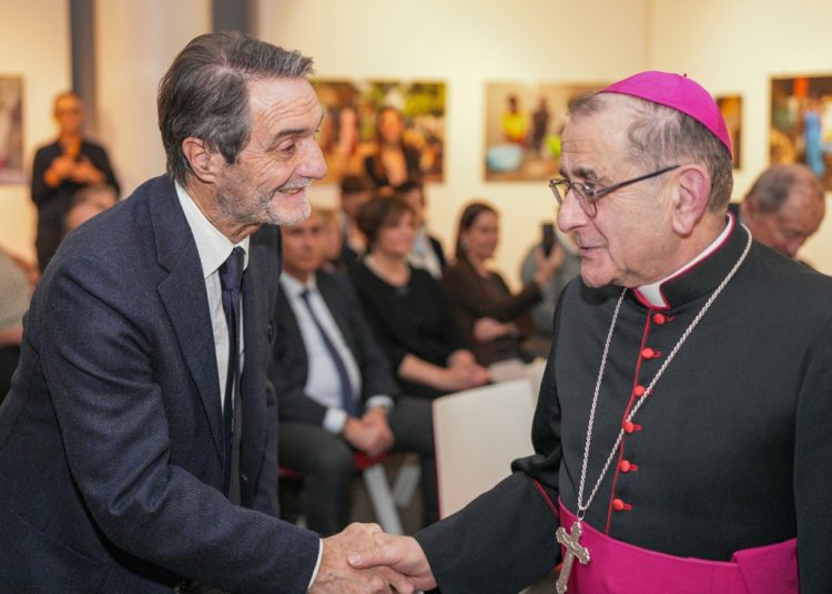 Il presidente Fontana con l'arcvivescovo di Milano Mario Delpini cui fa gli auguri per i 75 anni
