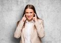 immagine di donna che si tappa le orecchie per dare idea di lotta alle parole di odio e promuovere una comunicazione inclusiva e un linguaggio etico