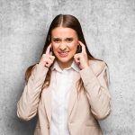 immagine di donna che si stura orecchie per dare idea di lotta a comunicazione inclusiva e promozione linguaggio etico