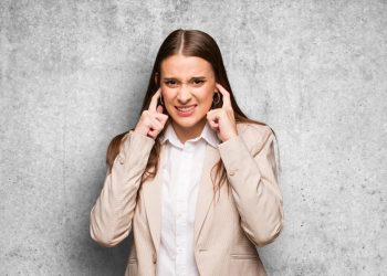 immagine di donna che si tappa le orecchie per dare idea di lotta alle parole di odio e promuovere una comunicazione inclusiva e un linguaggio etico