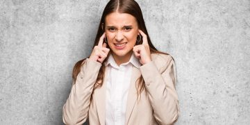 immagine di donna che si tappa le orecchie per dare idea di lotta alle parole di odio e promuovere una comunicazione inclusiva e un linguaggio etico