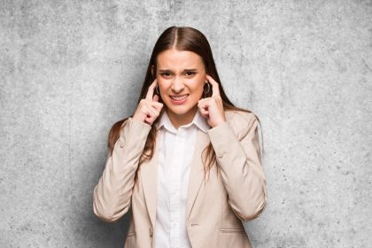 immagine di donna che si tappa le orecchie per dare idea di lotta alle parole di odio e promuovere una comunicazione inclusiva e un linguaggio etico