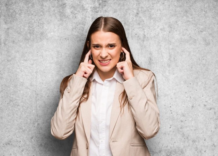 immagine di donna che si tappa le orecchie per dare idea di lotta alle parole di odio e promuovere una comunicazione inclusiva e un linguaggio etico