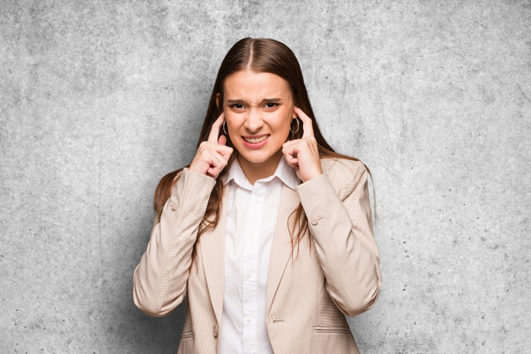 immagine di donna che si tappa le orecchie per dare idea di lotta alle parole di odio e promuovere una comunicazione inclusiva e un linguaggio etico