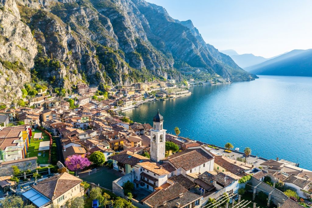 foto di limone sul garda, uno dei comuni serviti dalle due utility della rete del Garda appena costituita