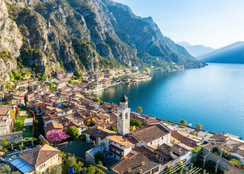 foto di limone sul garda, uno dei comuni serviti dalle due utility della rete del Garda appena costituita