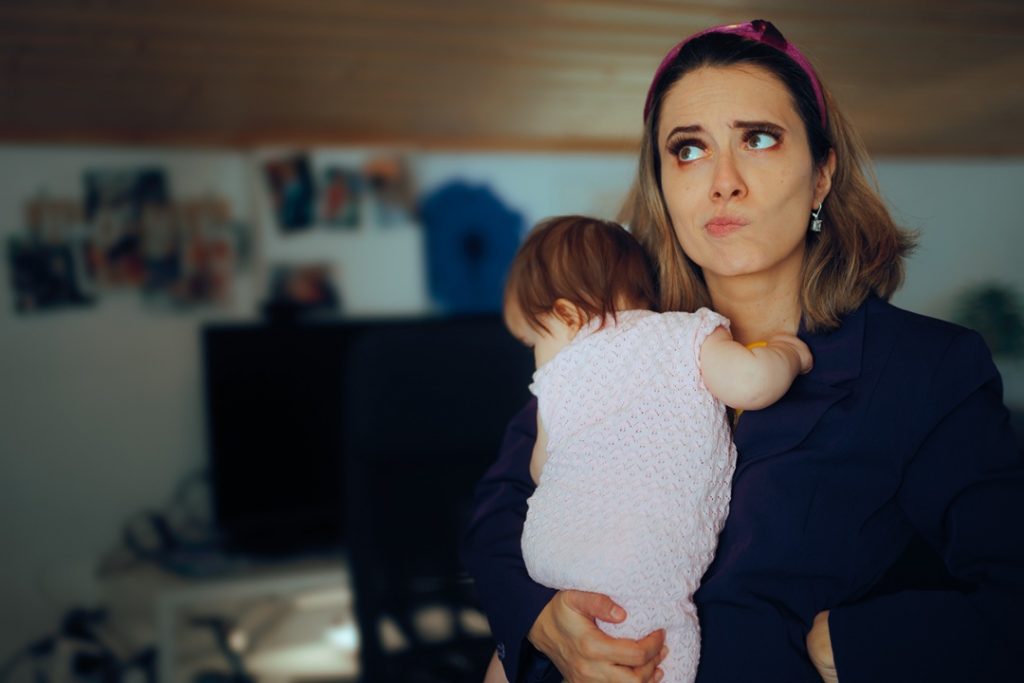 Una madre che fatica a conciliare famiglia e lavoro