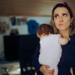 Una madre che fatica a conciliare famiglia e lavoro