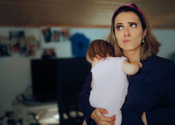 Una madre che fatica a conciliare famiglia e lavoro