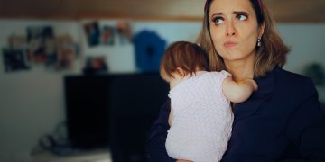 Una madre che fatica a conciliare famiglia e lavoro