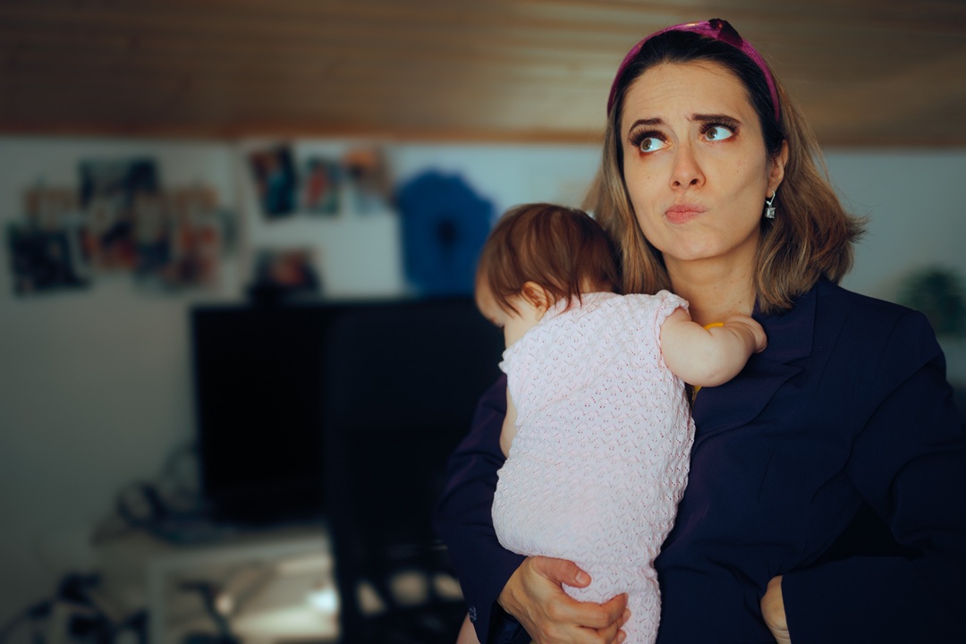 Una madre che fatica a conciliare famiglia e lavoro