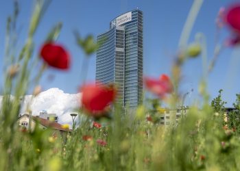 Nella foto Palazzo Lombardia, sede della Giunta di regione Lombardia, che saluta positivamente il via alle pre-intese Stato regioni