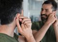 Una persona con problemi di sordità o ipoacusica: foto pubblicata per articolo sul bando Comunicare senza barriere