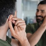 Una persona con problemi di sordità o ipoacusica: foto pubblicata per articolo sul bando Comunicare senza barriere