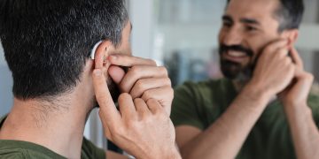 Una persona con problemi di sordità o ipoacusica: foto pubblicata per articolo sul bando Comunicare senza barriere