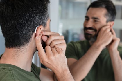 Una persona con problemi di sordità o ipoacusica: foto pubblicata per articolo sul bando Comunicare senza barriere