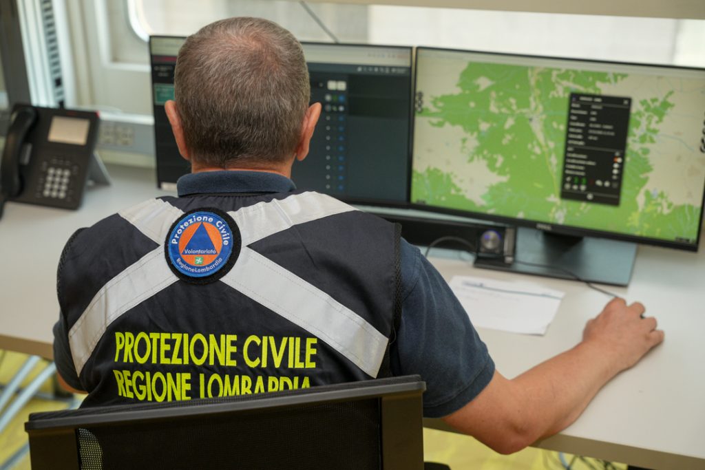 In foto un operatore di Protezione civile dentro la nuova sala inaugurata in memoria di Zamberletti