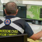 In foto un operatore di Protezione civile dentro la nuova sala inaugurata in memoria di Zamberletti