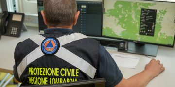 In foto un operatore di Protezione civile dentro la nuova sala inaugurata in memoria di Zamberletti
