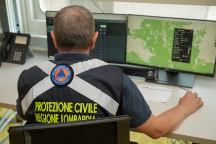 In foto un operatore di Protezione civile dentro la nuova sala inaugurata in memoria di Zamberletti