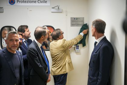 In foto la targa dedicata a Giuseppe Zamberletti nella nuova sede della Protezione civile in Regione Lombardia