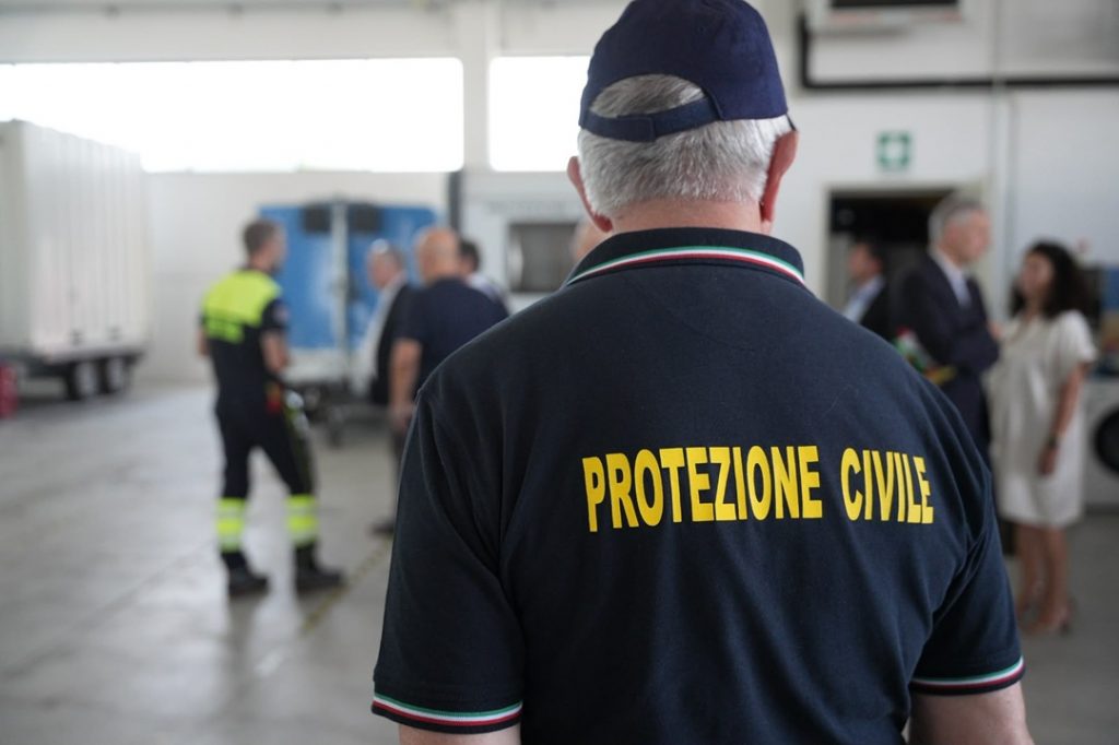 Il ruolo dei volontari di Protezione civile impegnati per assistere cittadini in questi giorni di caldo