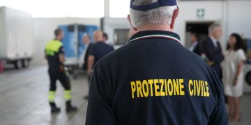 Il ruolo dei volontari di Protezione civile impegnati per assistere cittadini in questi giorni di caldo